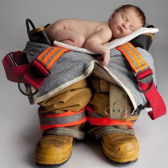 Bebê deitado em roupa de bombeiro