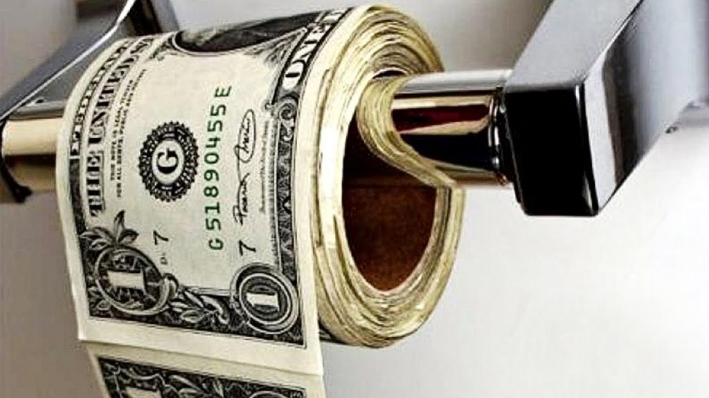 rolo de papel higiênico feito de dinheiro