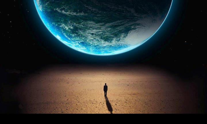 Homem sozinho olhando para a terra do espaço