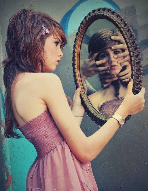Menina olhando no espelho