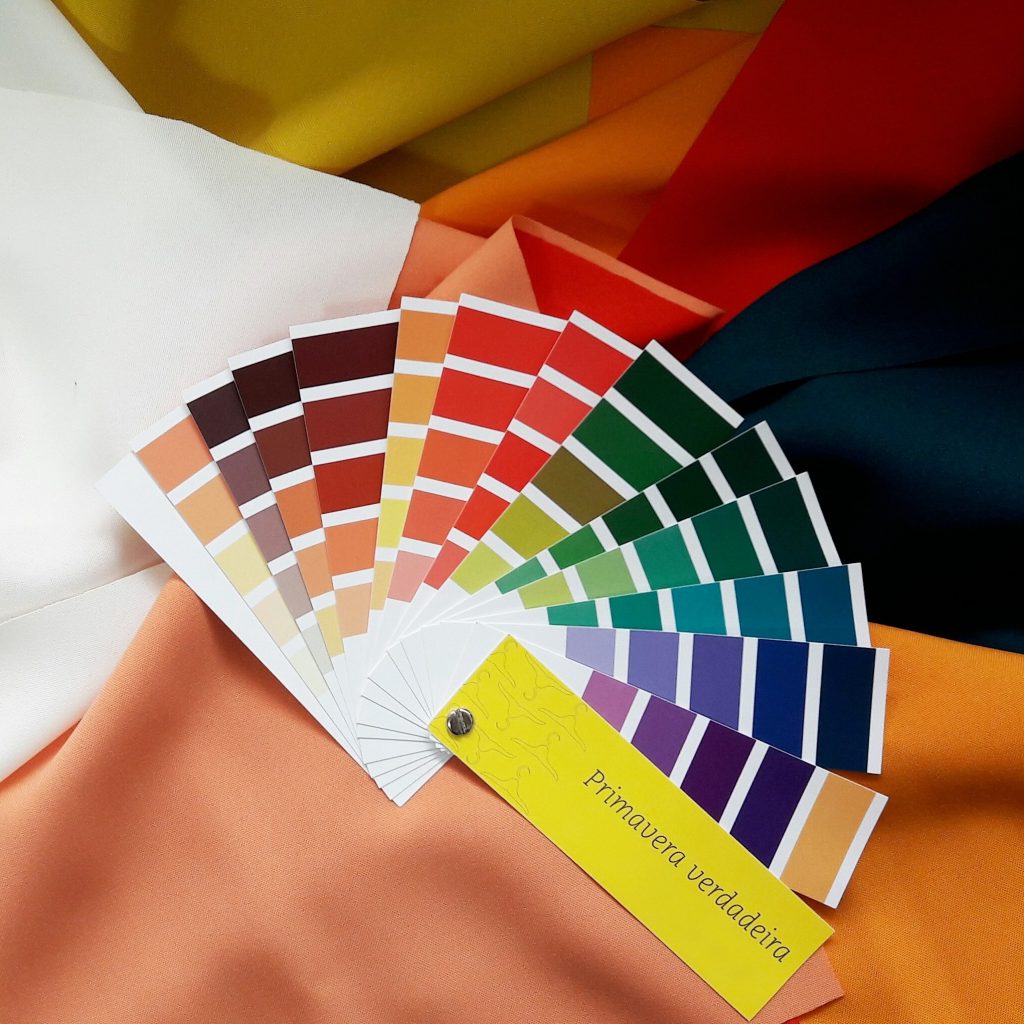foto de cartela de cores pessoais primavera verdadeira em cima de tecidos coloridos
